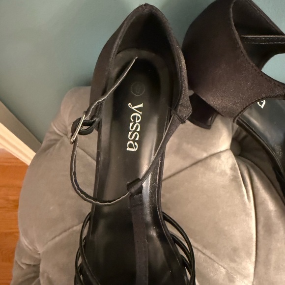 1920s Style Flapper Character Elegant Black T-Strap Heels for Formal Occasions - Picture 2 of 4